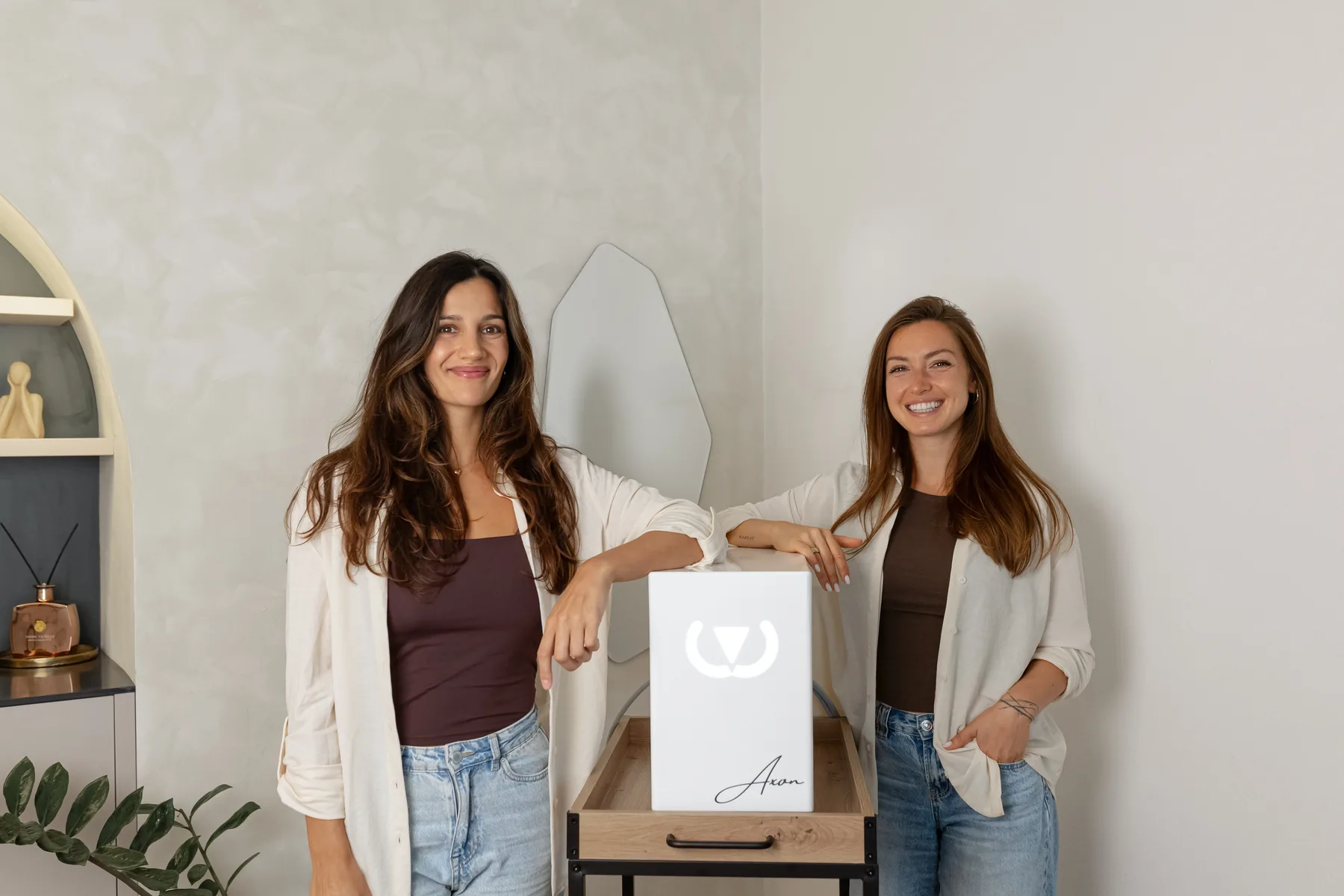 Barbora a Lucie z Formovny u přístroje WONDER AXON